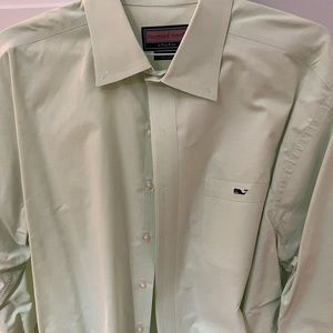 Vineyard Vines Tucker shirt in light green. XL in great condition.